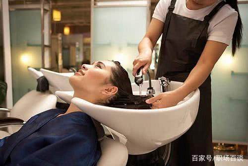 理发店的洗头小妹越来越少，为何她们都不愿干了？原因很现实