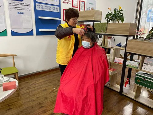 奉贤西渡街道为老人提供上门理发服务 便民服务不止于“二月二”，全年常态化为夕阳添暖阳
